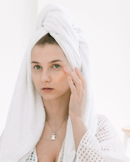 Eine Frau macht skincare im Bad