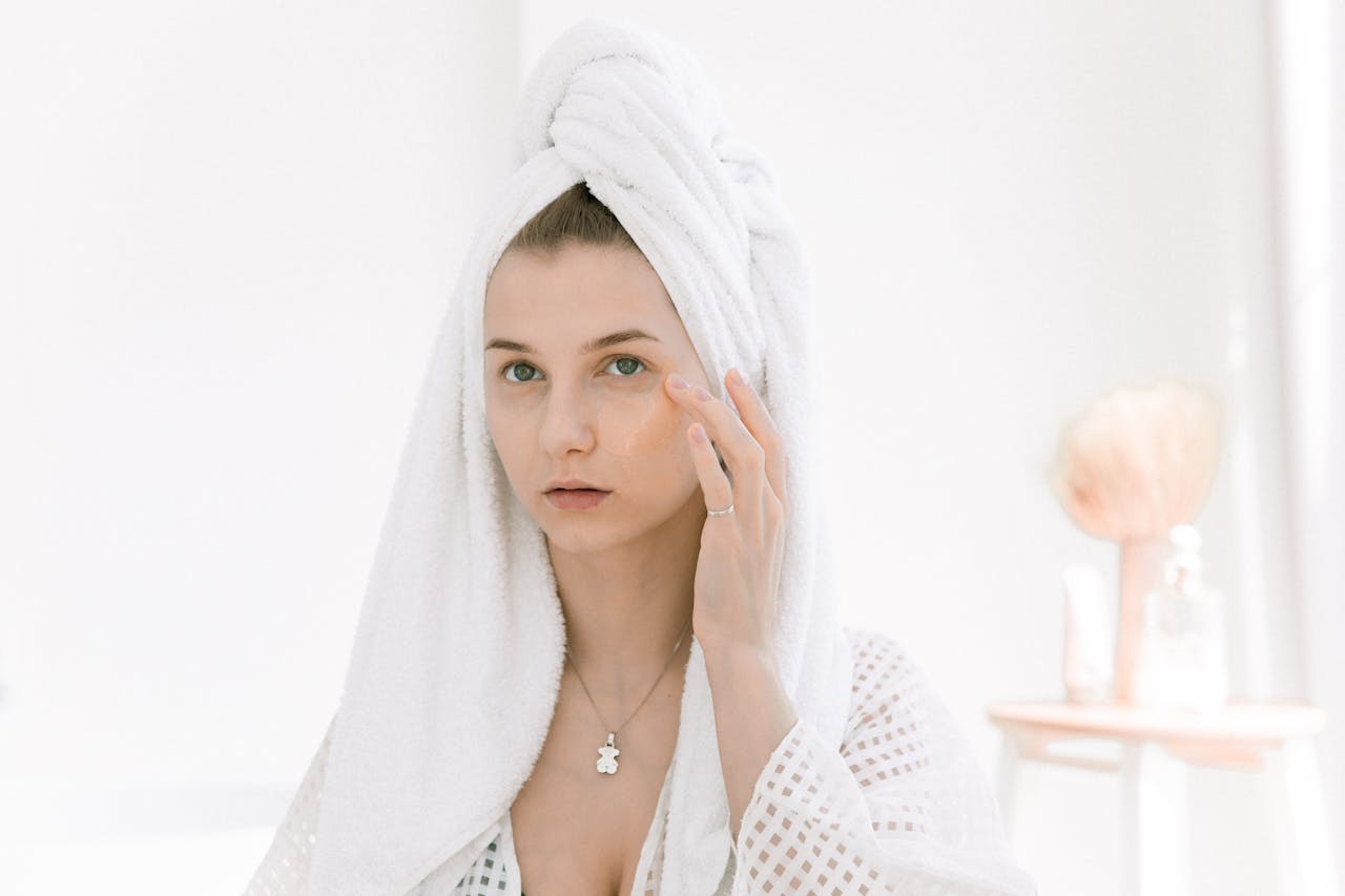 Eine Frau macht skincare im Bad