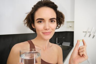 Die Frau nimmt die Pille