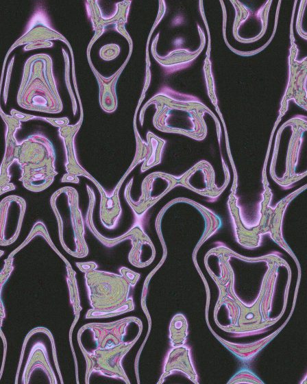 Abstraktes Muster mit leuchtenden, wellenförmigen Strukturen in Rosa- und Violetttönen auf dunklem Hintergrund.