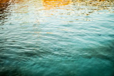 Glasklares, türkisfarbenes Wasser im Pool oder Meer – Schutz der Hautbarriere vor Chlor und Salzwasser.