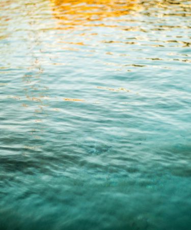 Glasklares, türkisfarbenes Wasser im Pool oder Meer – Schutz der Hautbarriere vor Chlor und Salzwasser.