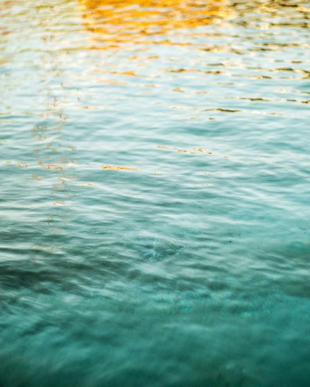 Glasklares, türkisfarbenes Wasser im Pool oder Meer – Schutz der Hautbarriere vor Chlor und Salzwasser.