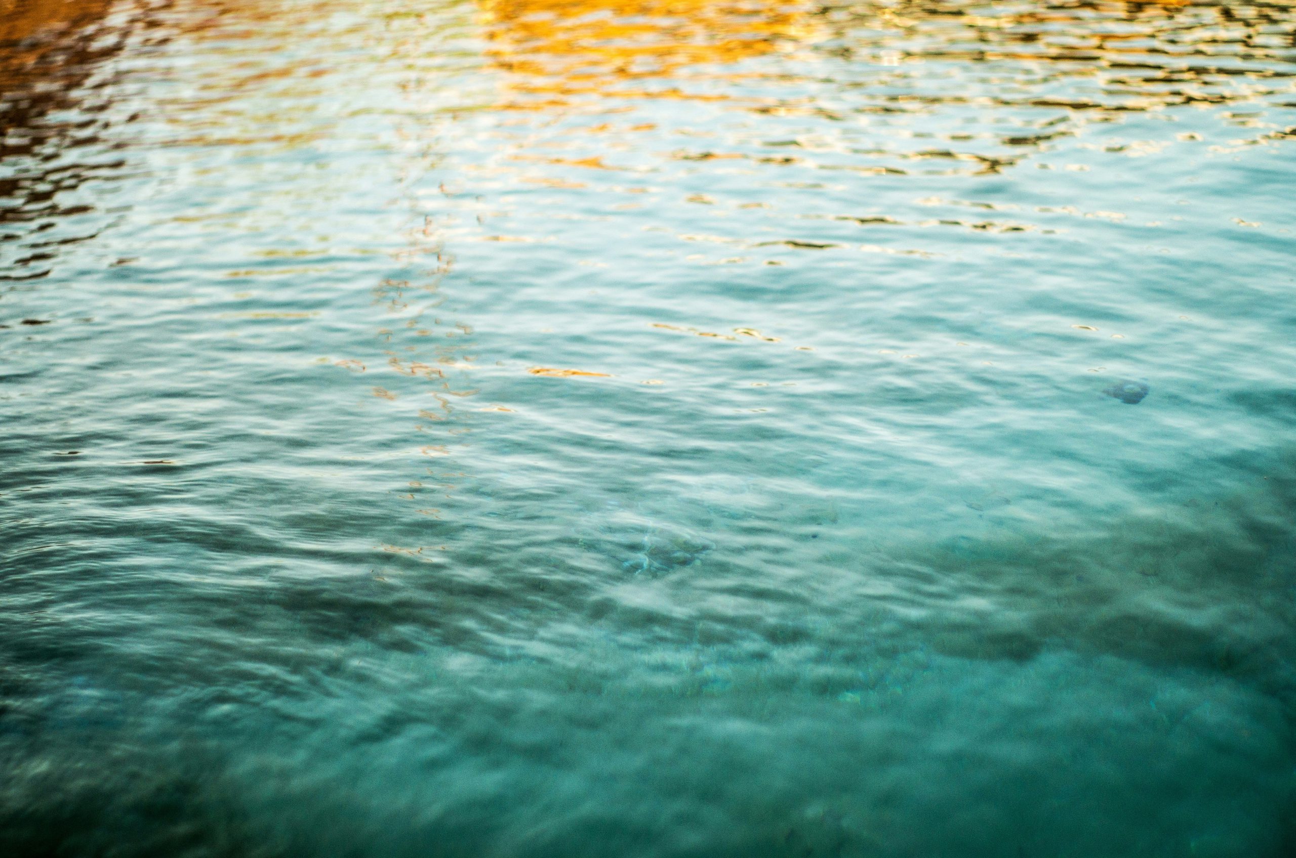 Glasklares, türkisfarbenes Wasser im Pool oder Meer – Schutz der Hautbarriere vor Chlor und Salzwasser.